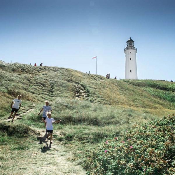 Drenge løber ved Hirtshals Fyr