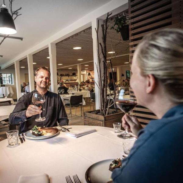 Par skåler på restaurant