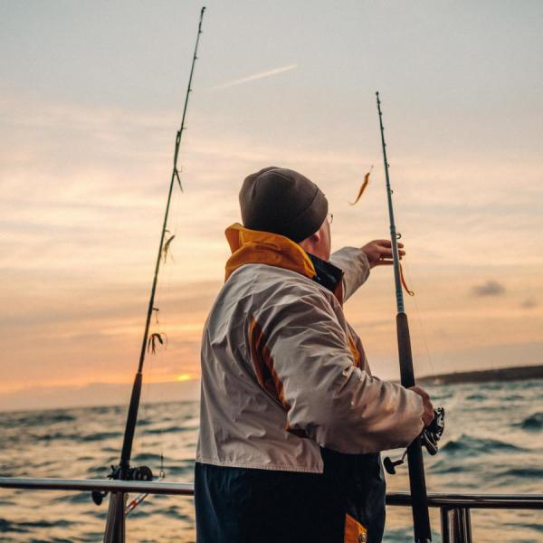 Fisker på havnen i hans efterårsferie