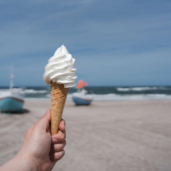 Is i hånden på strand
