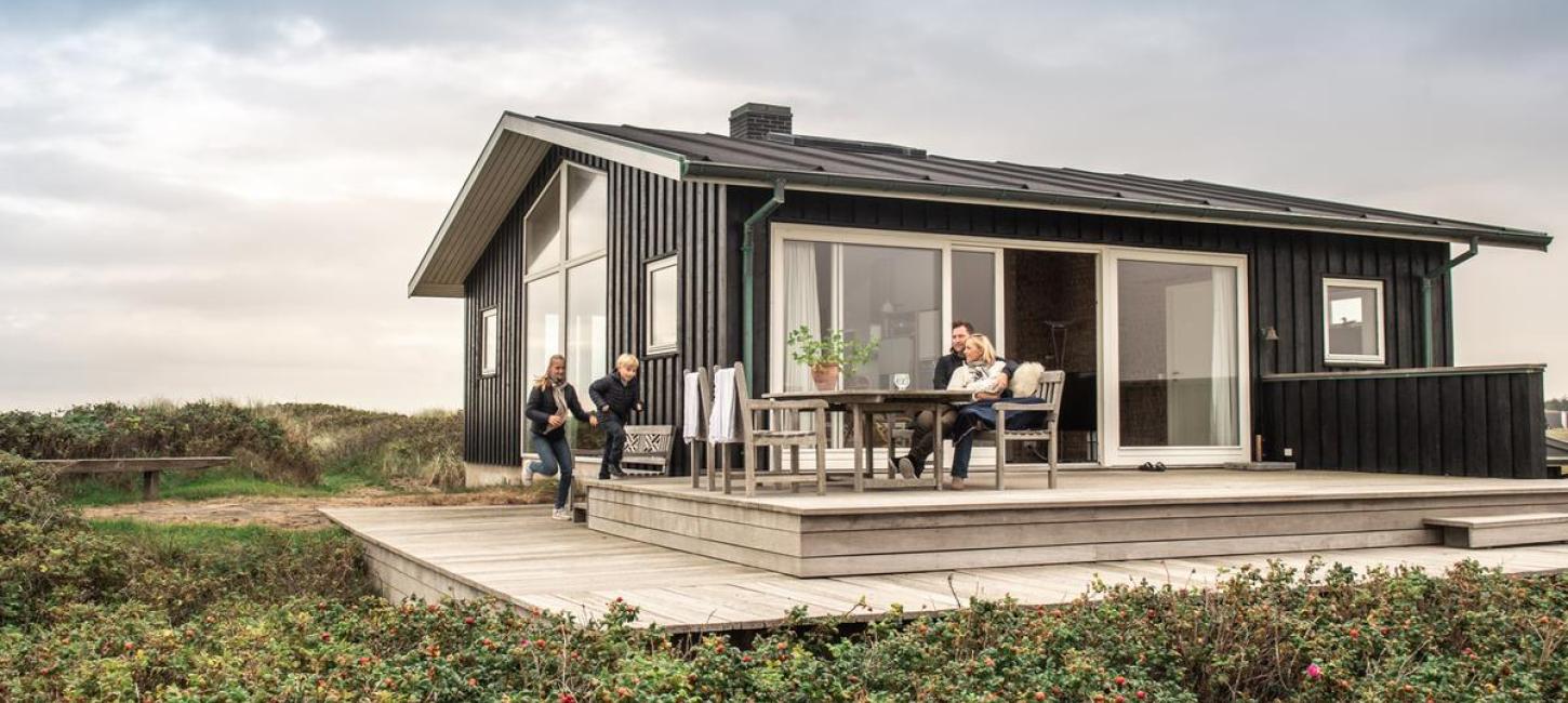 Familie i sommerhus ved Nordvestkysten