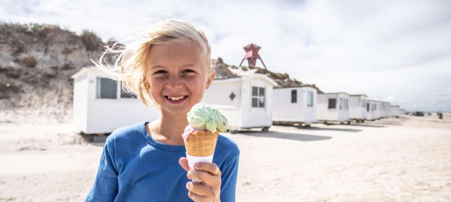 Dreng med is på stranden