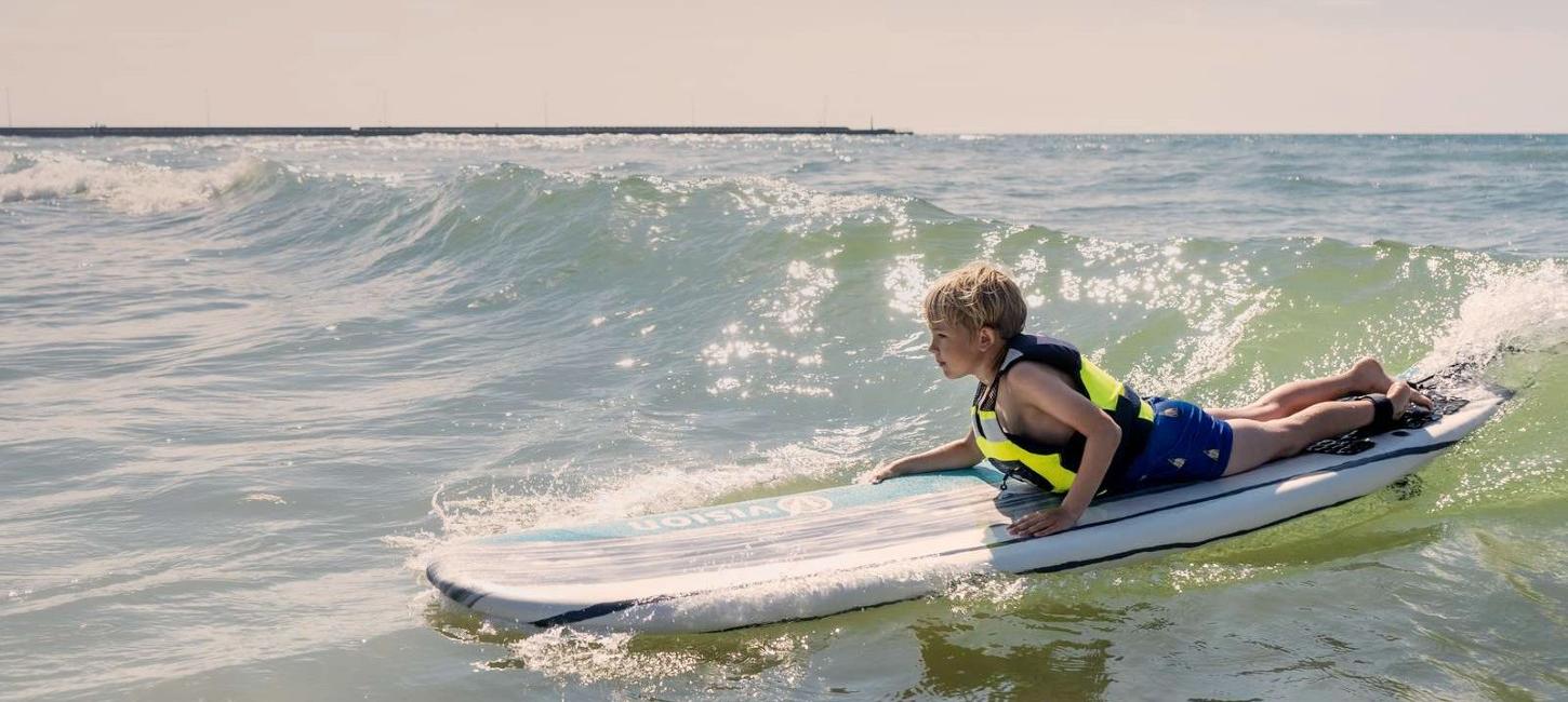 Dreng på surfboard i Løkken