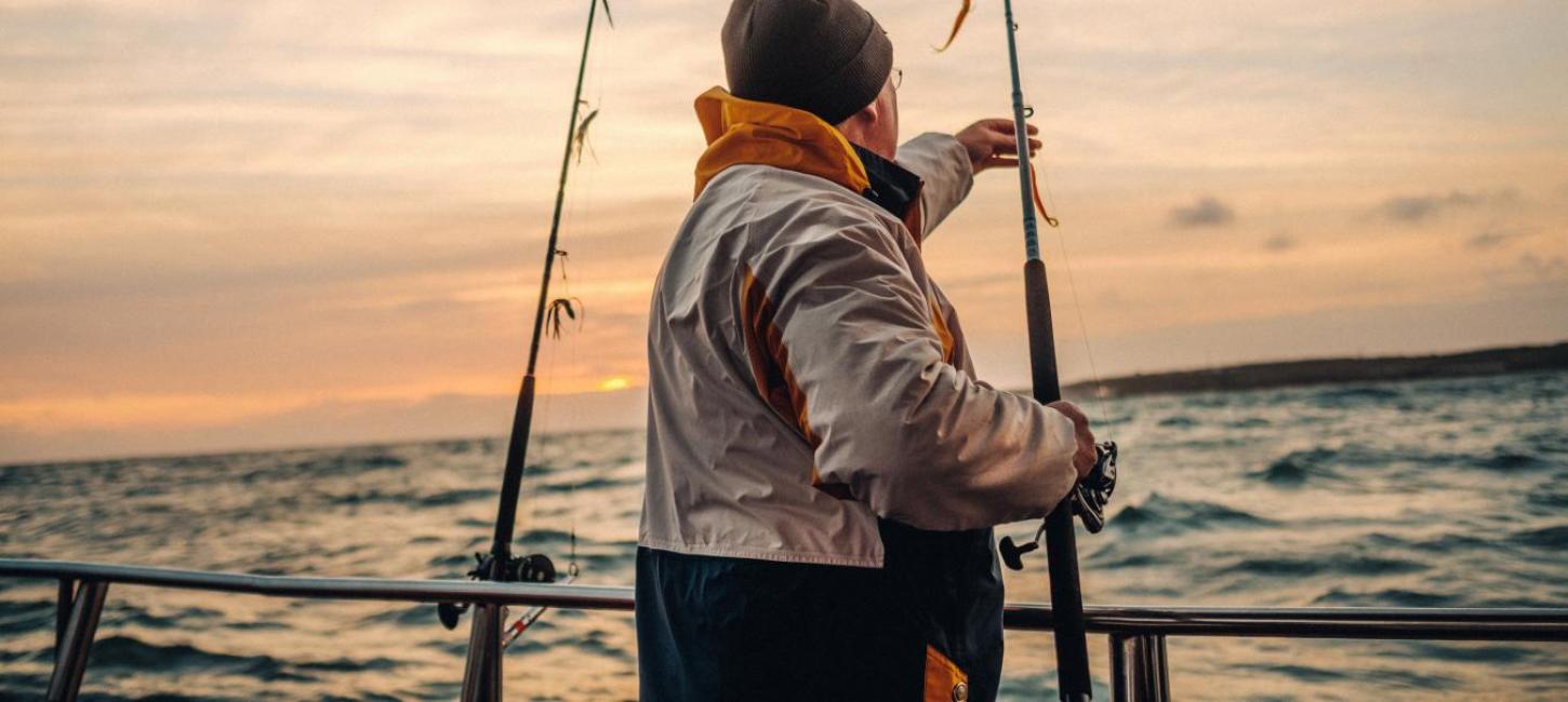 Fisker på havnen i hans efterårsferie