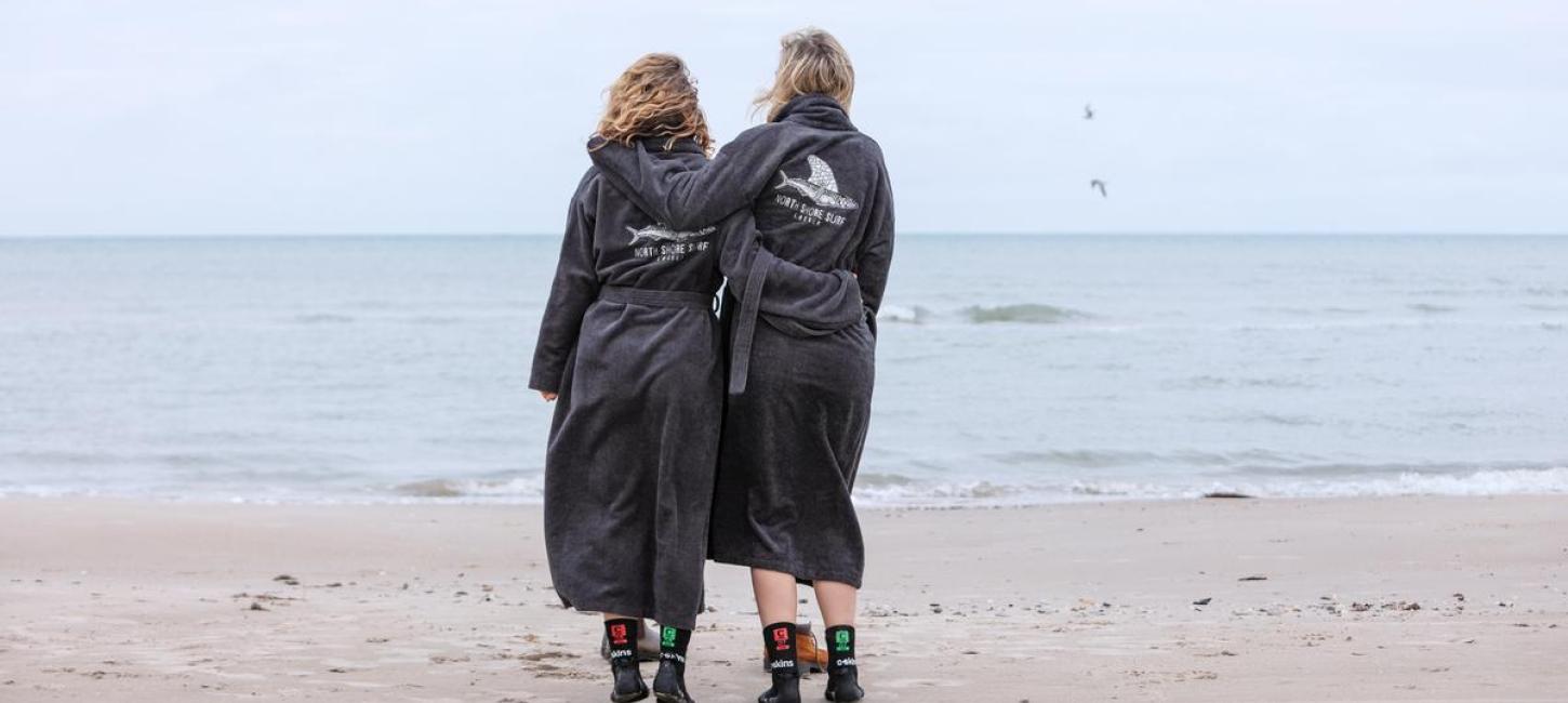 Damer ved strand Løkken