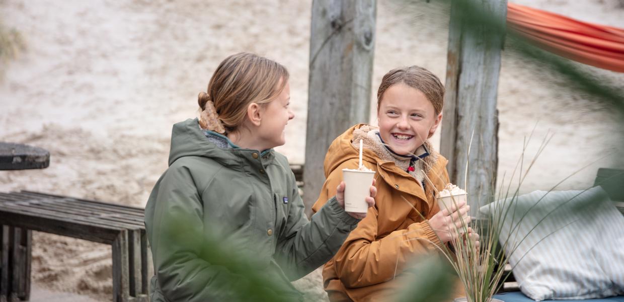 Børn med varm kakao i Løkken
