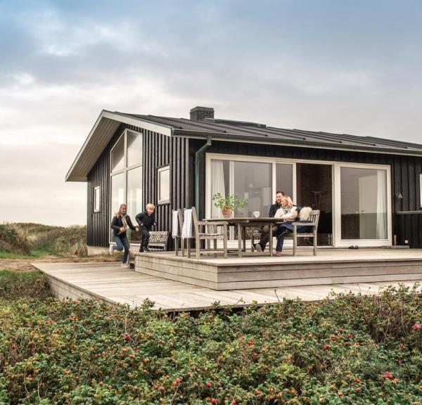 Familie i sommerhus ved Nordvestkysten