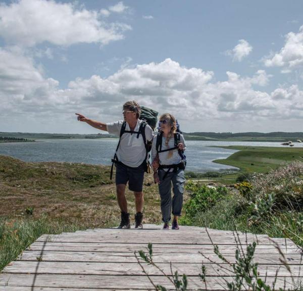 Par går ved Isbjerg_Nationalpark thy