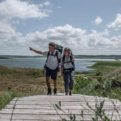 Par går ved Isbjerg_Nationalpark thy