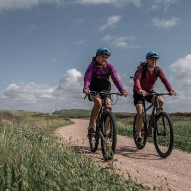 Par på cykeltur på kystsporet