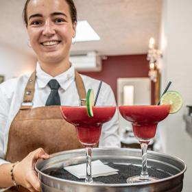 Tjener med drinks