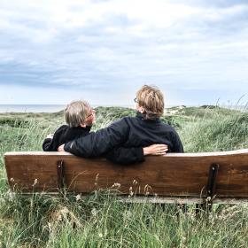 Par ved strand