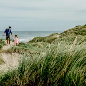 Far og datter i klitter_Klitmøller_natur