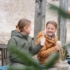 Børn med varm kakao i Løkken