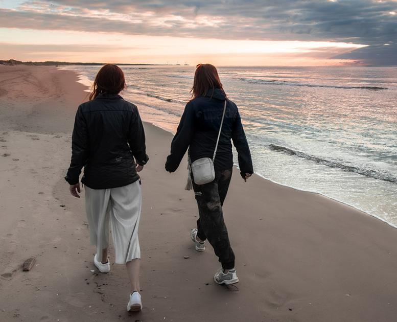 Hirtshals Tversted gåtur ved stranden i solnedgang